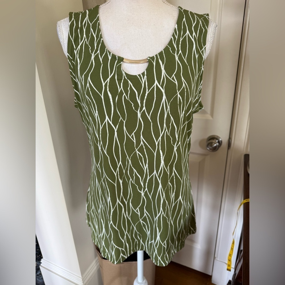 TAHARI olive green and white sleeveless tank top with gold accessory NWT. Large - Picture 6 of 12